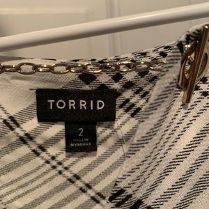 Torrid 2X sleeveless white & black blouse